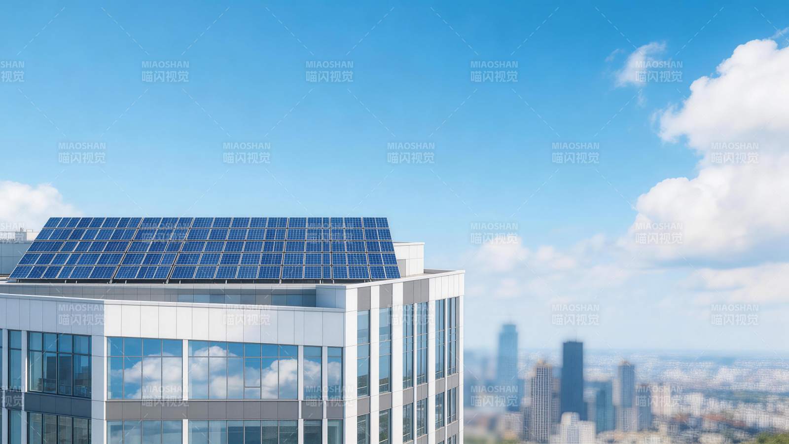 现代建筑屋顶安装蓝色太阳能光伏板图片