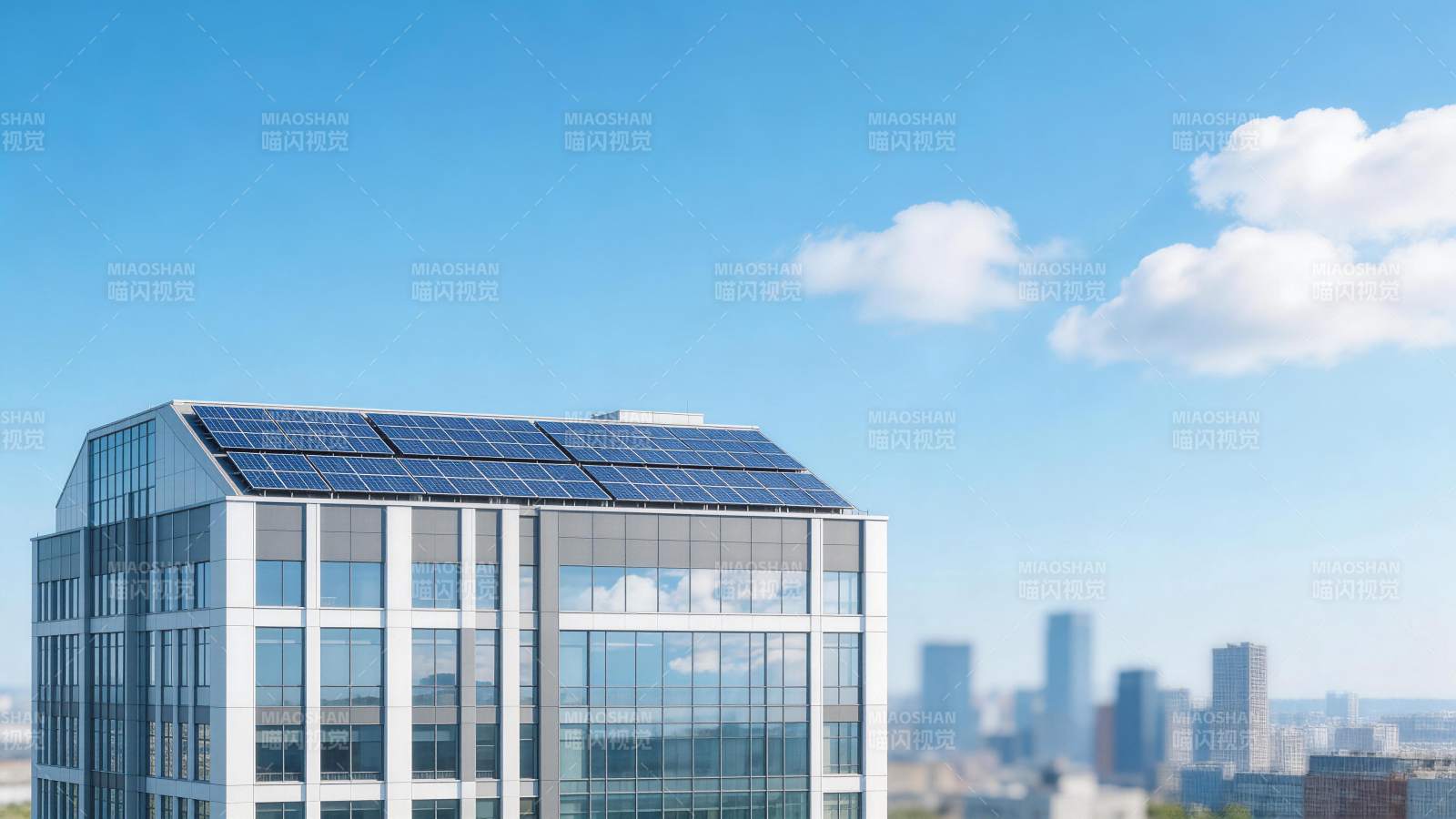 现代玻璃幕墙建筑屋顶安装太阳能板图片