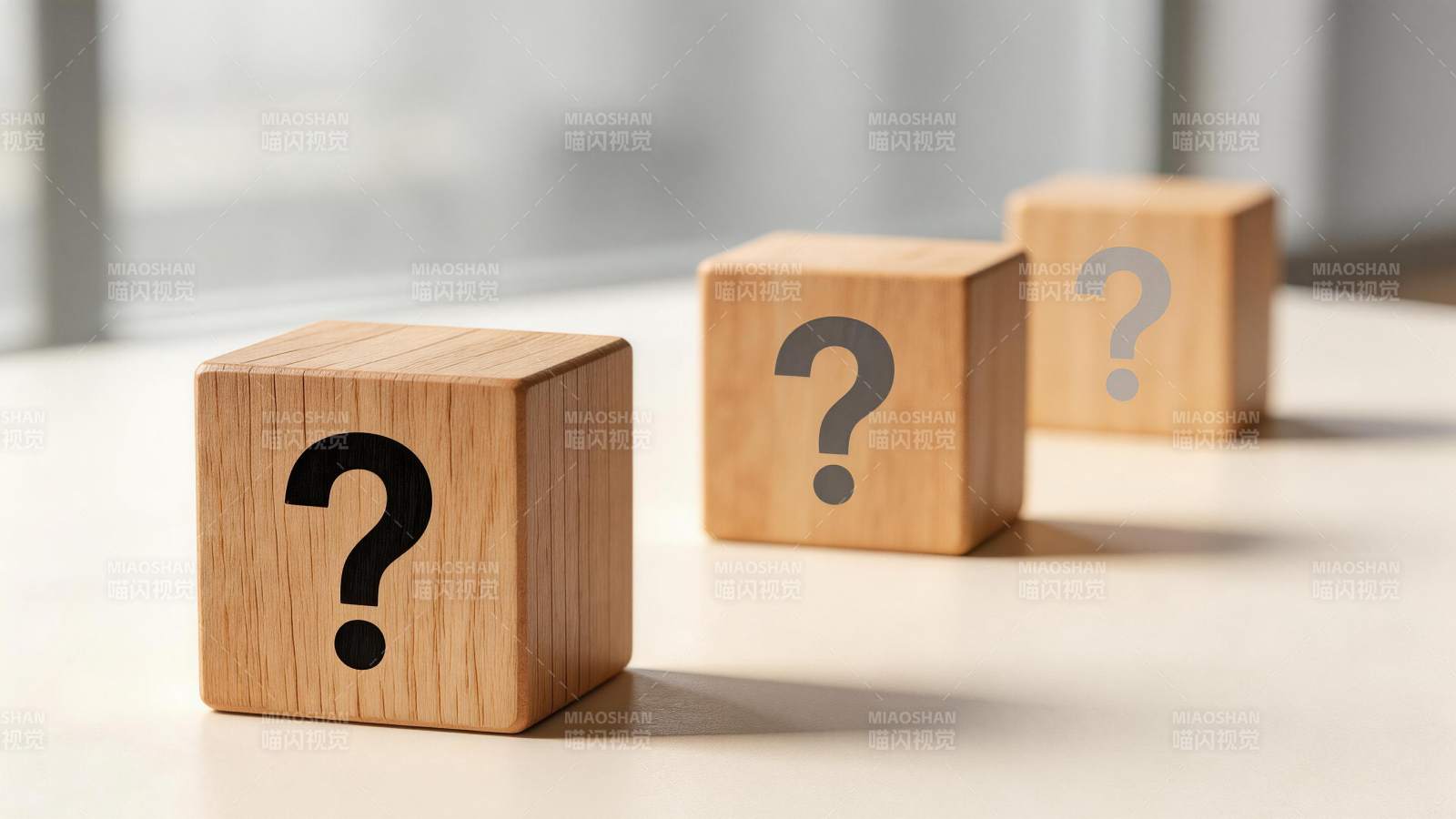 三个木制方块上印有问号符号图片