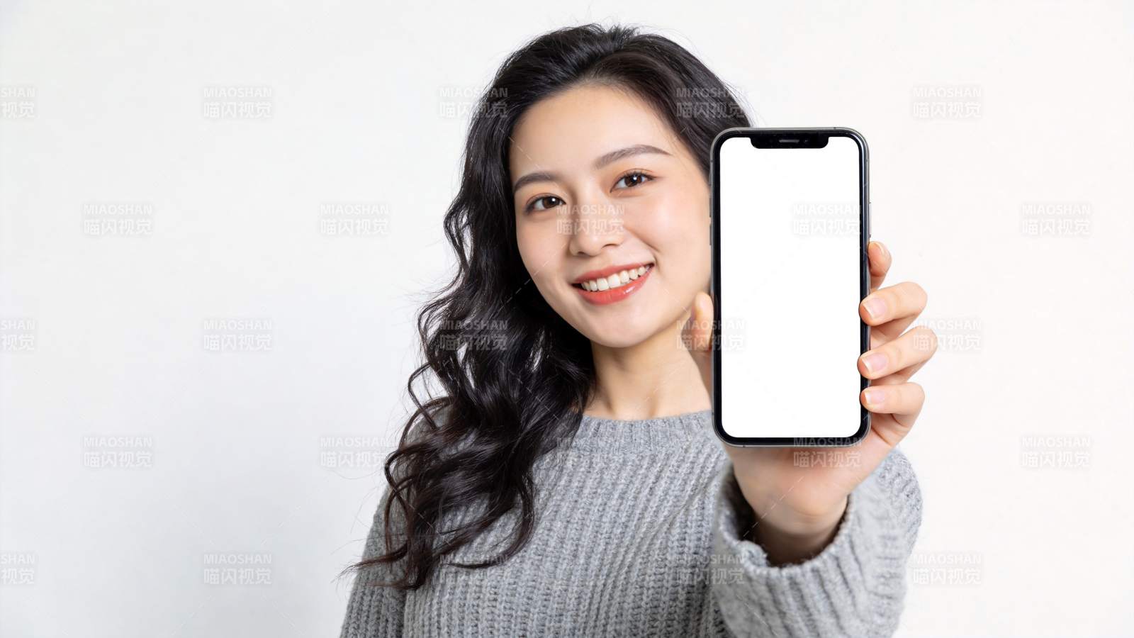 年轻女性手持白色屏幕智能手机展示图片