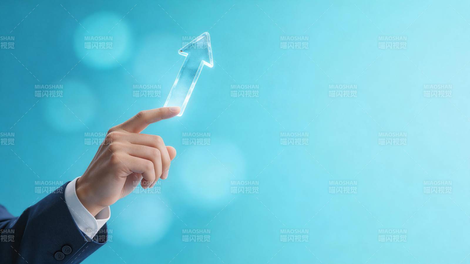 手指触碰透明上升箭头象征增长趋势图片