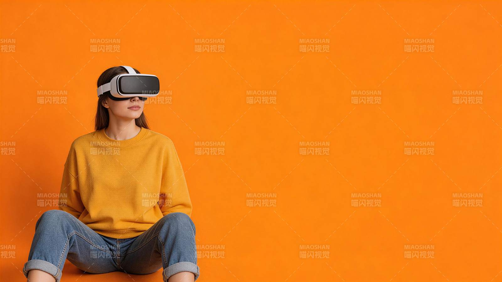 佩戴虚拟现实头显的年轻女性坐姿体验图片