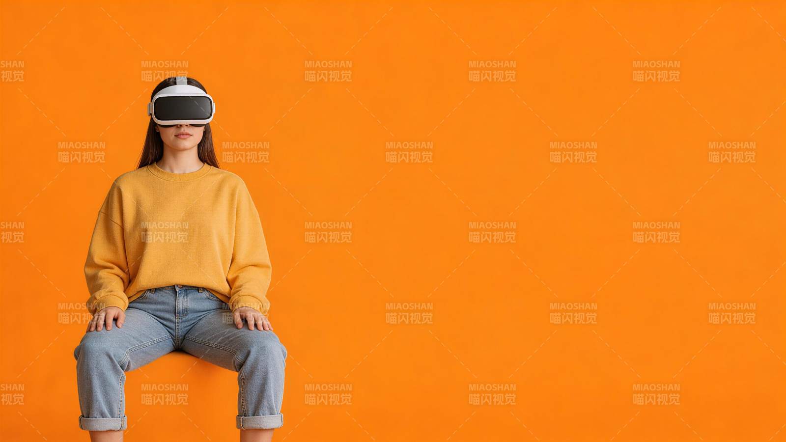 佩戴虚拟现实头盔的年轻女性坐姿肖像图片