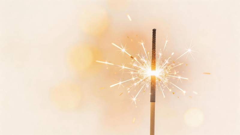 点燃的烟花棒发出明亮火花光芒图片