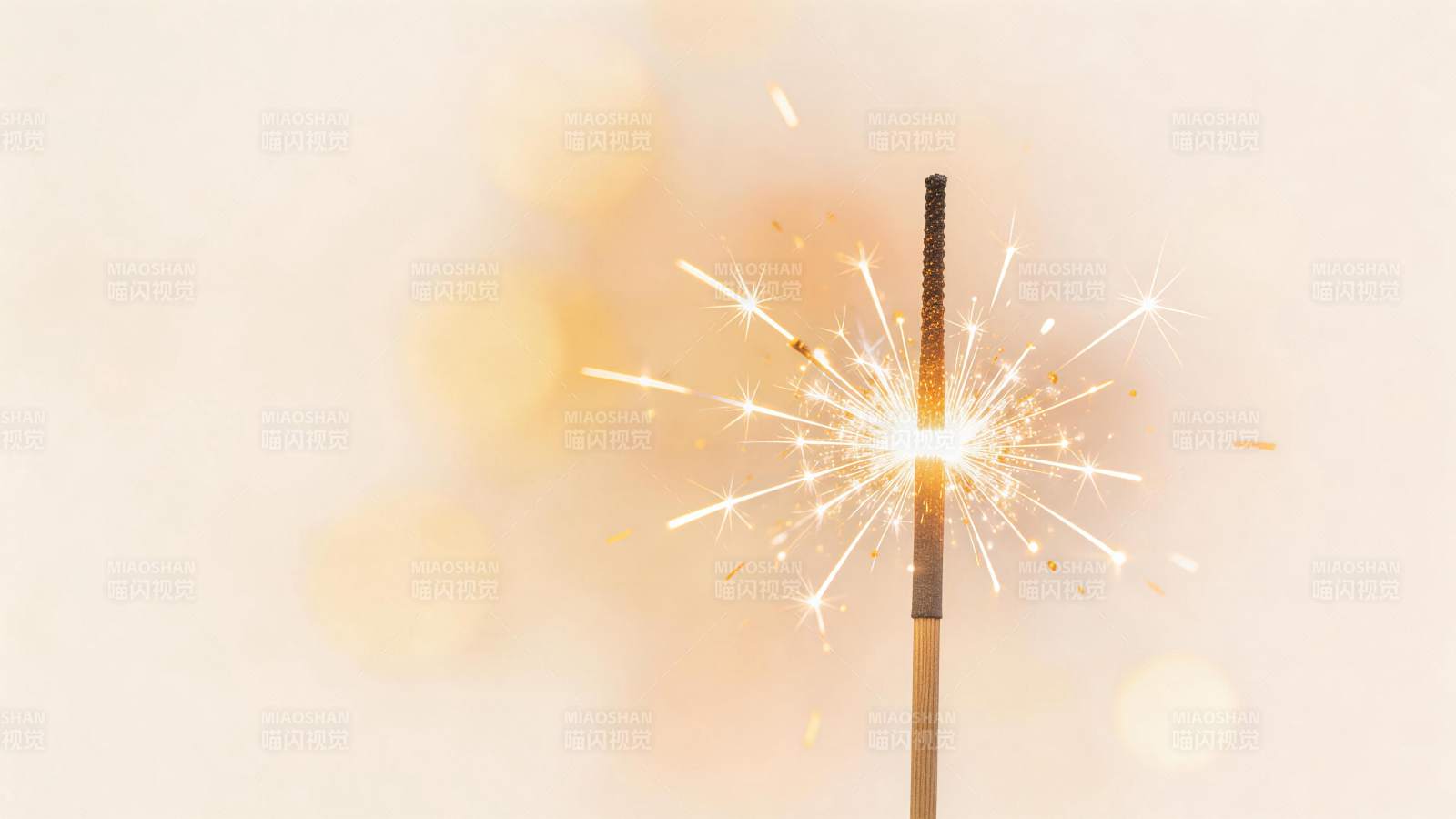 点燃的烟花棒发出明亮火花光芒图片