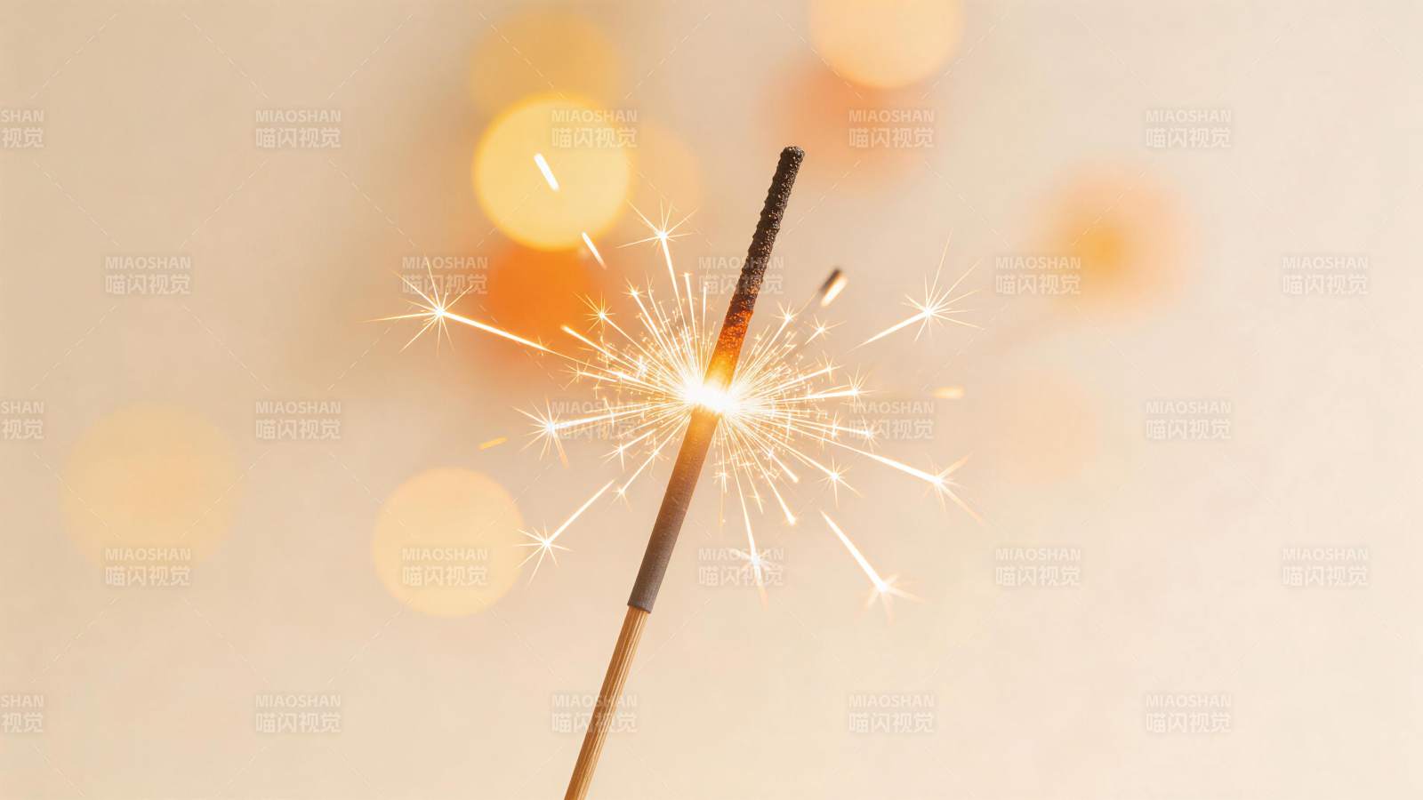 点燃的烟花棒在暖光背景中绽放火花图片