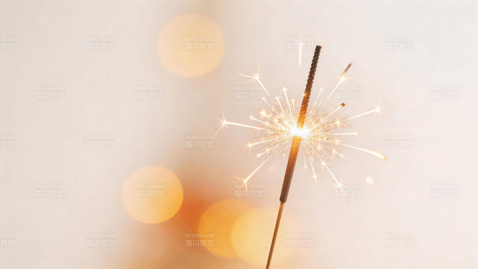 点燃的烟花棒在暖光背景中闪烁光芒图片