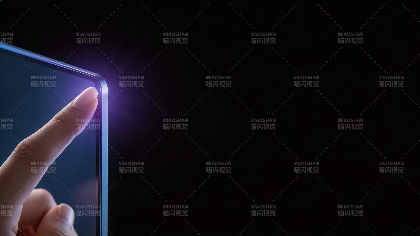 手指触碰发光智能手机屏幕边缘特写图片