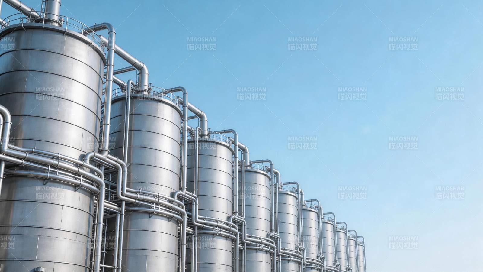 一排银色金属储罐与管道组成的工业设施图片