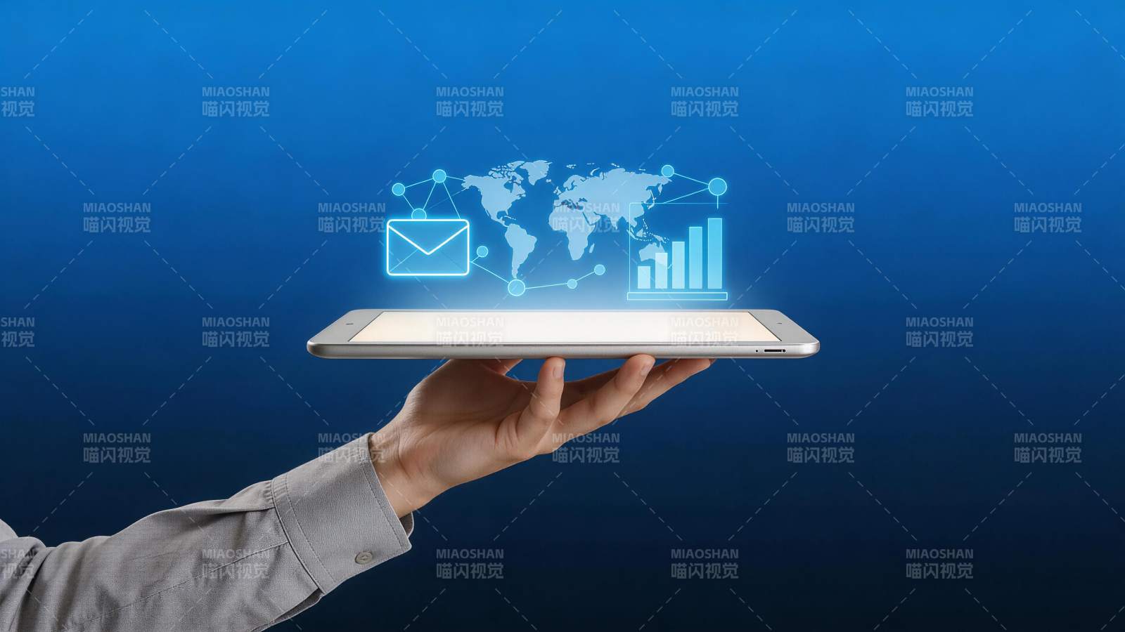 手持平板显示全球网络数据图表与邮件图标图片