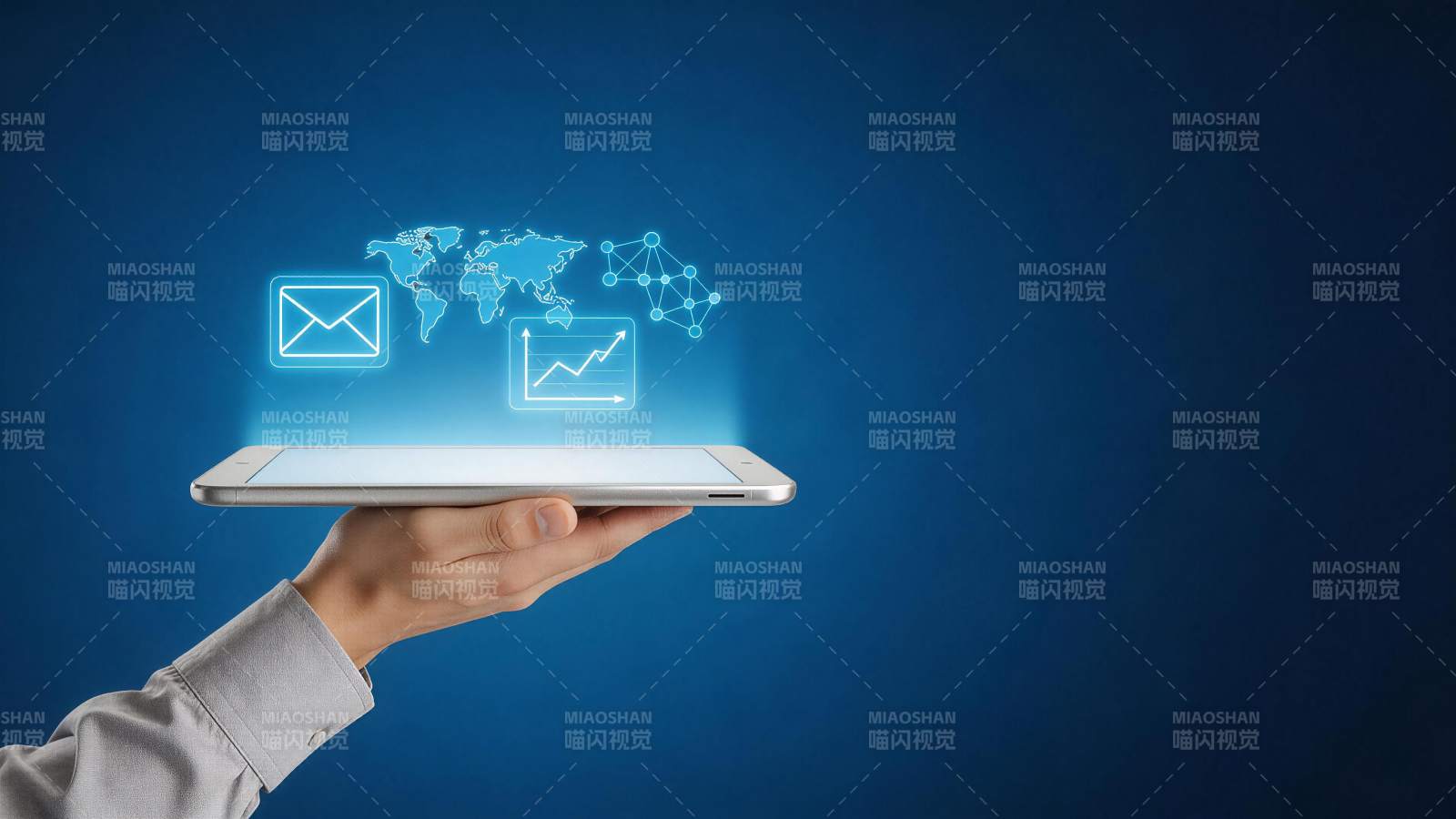 手持平板显示全球网络与数据图表图片