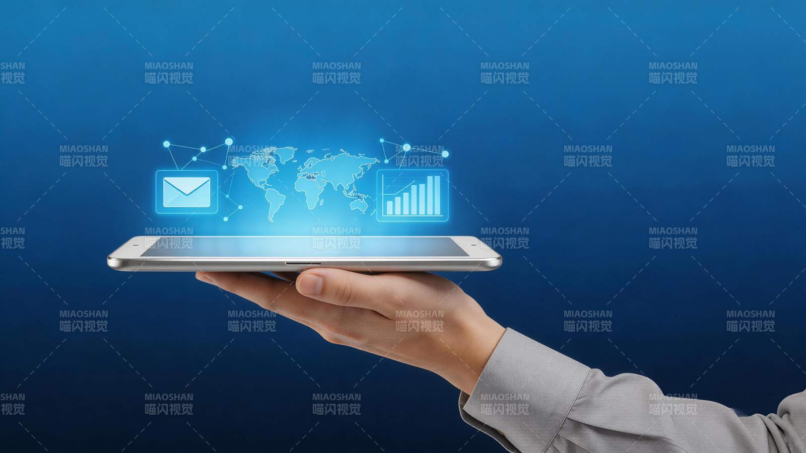 手持平板显示全球网络与数据图表投影图片