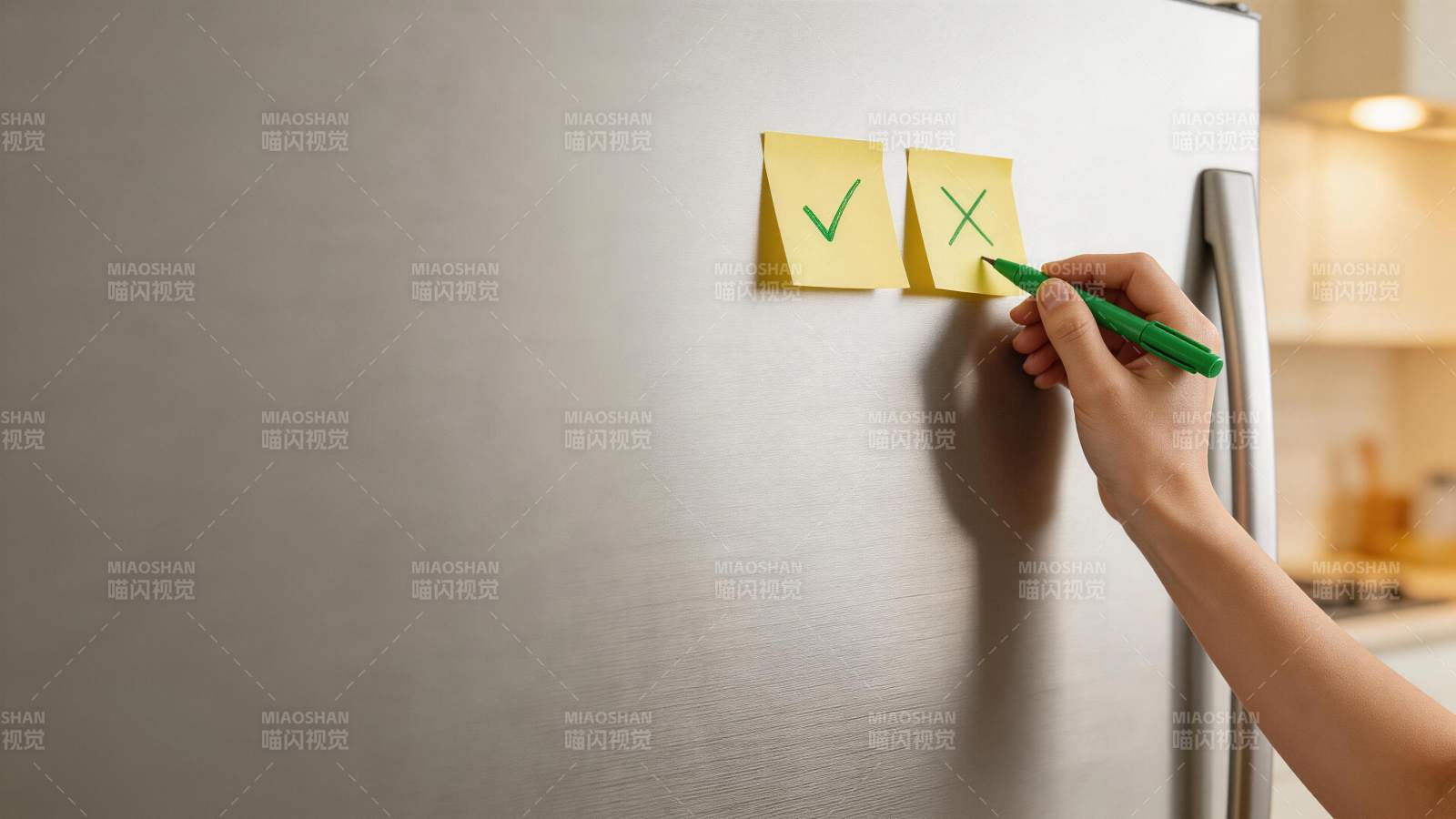 手握绿笔在冰箱贴便签打勾叉标记图片