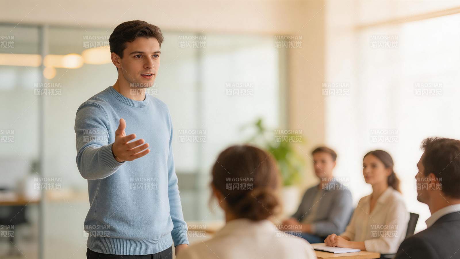 男士在办公室向同事讲解工作内容图片