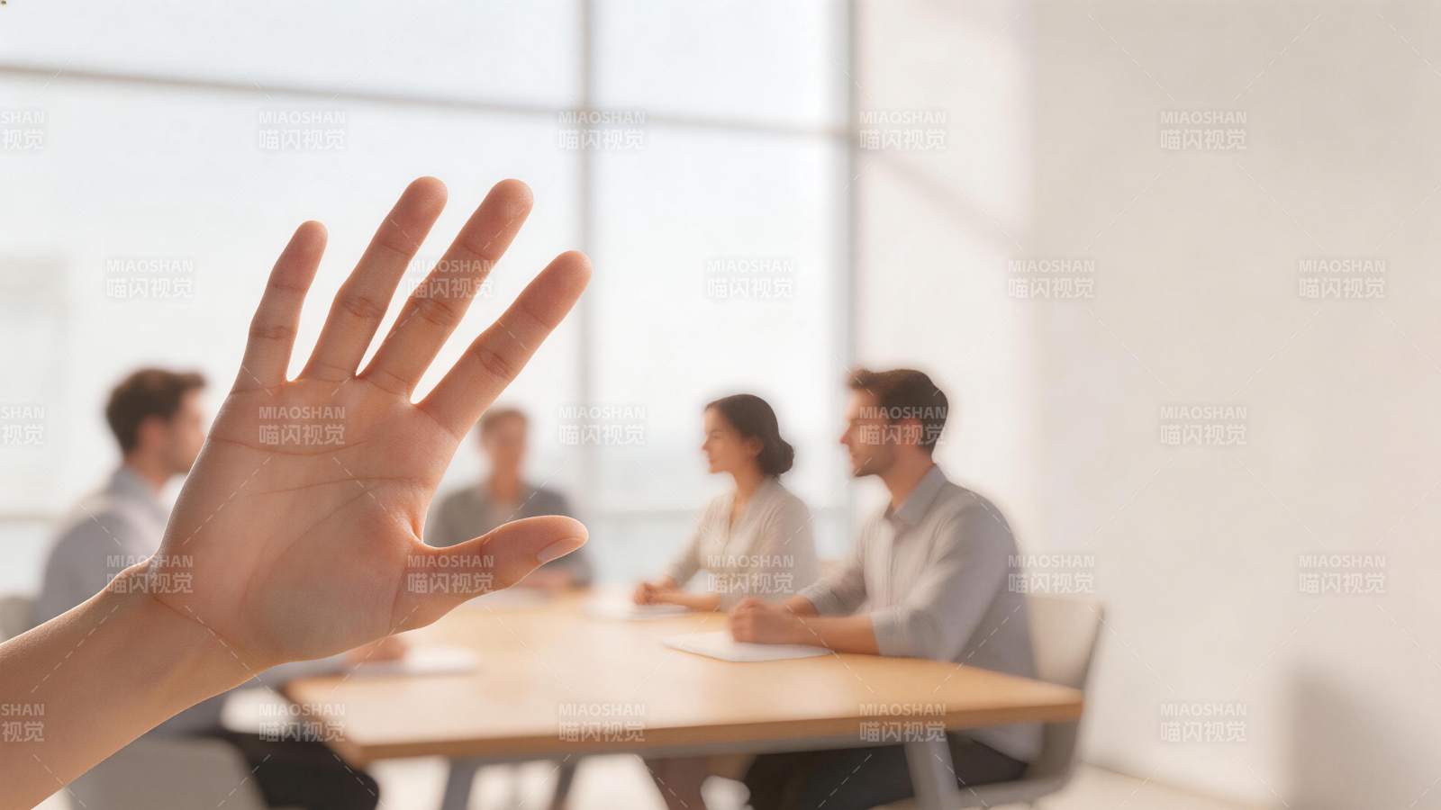 会议中一人举手示意发言场景图片