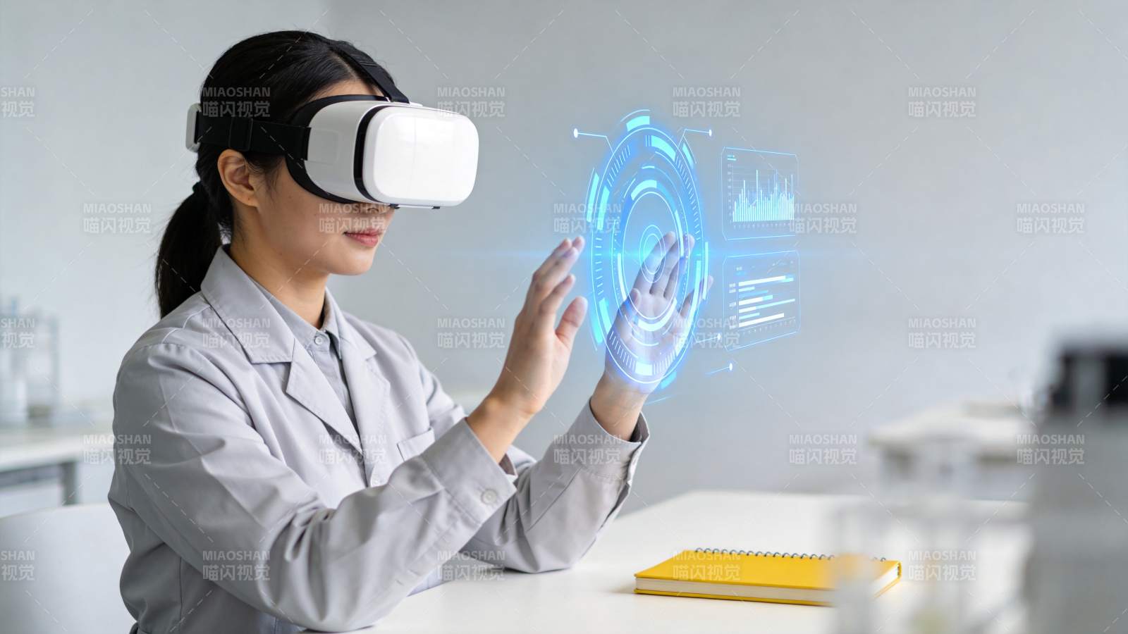 女性佩戴VR设备操作全息界面图片