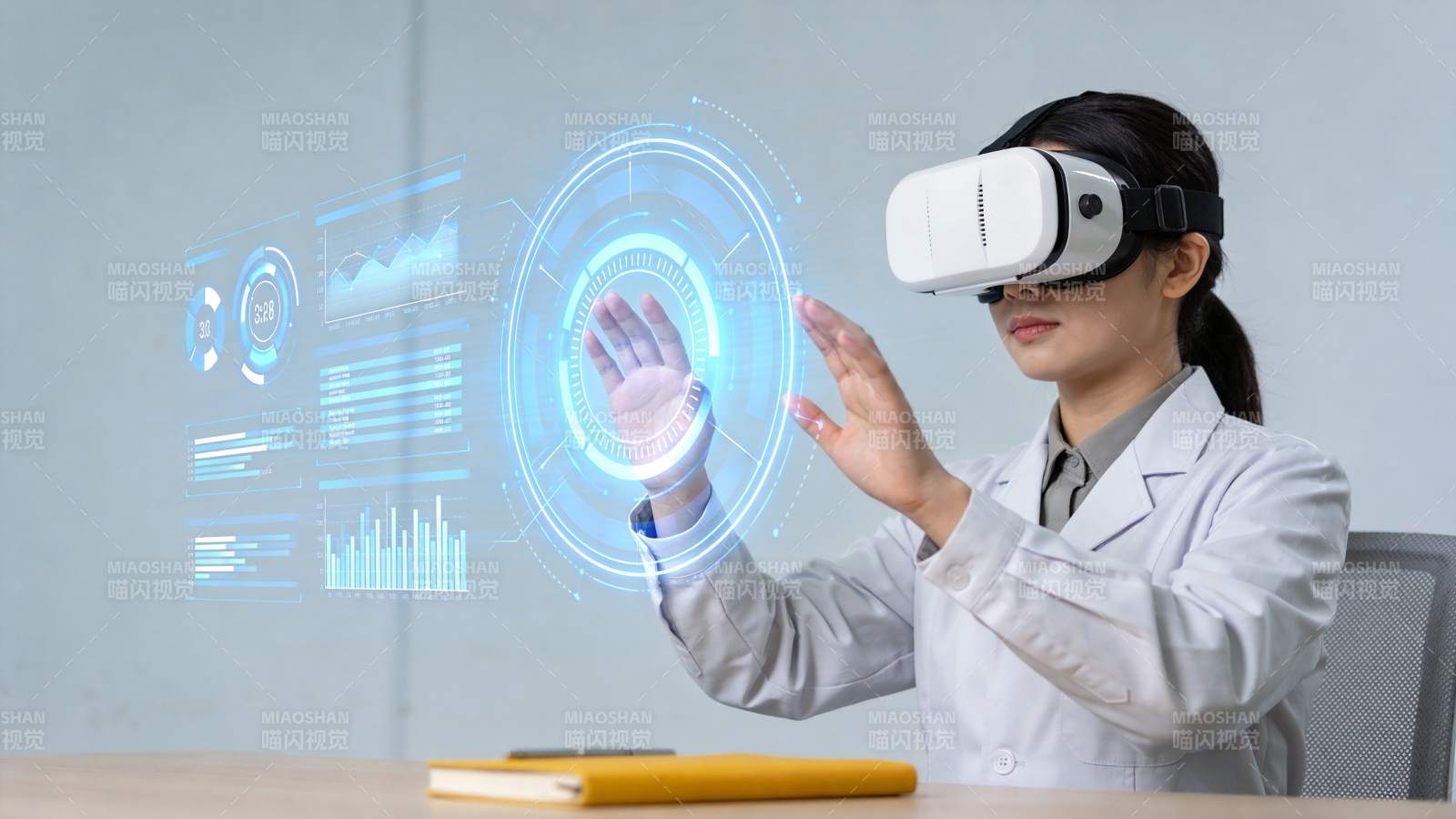 女性科研人员佩戴VR设备操作全息数据界面图片