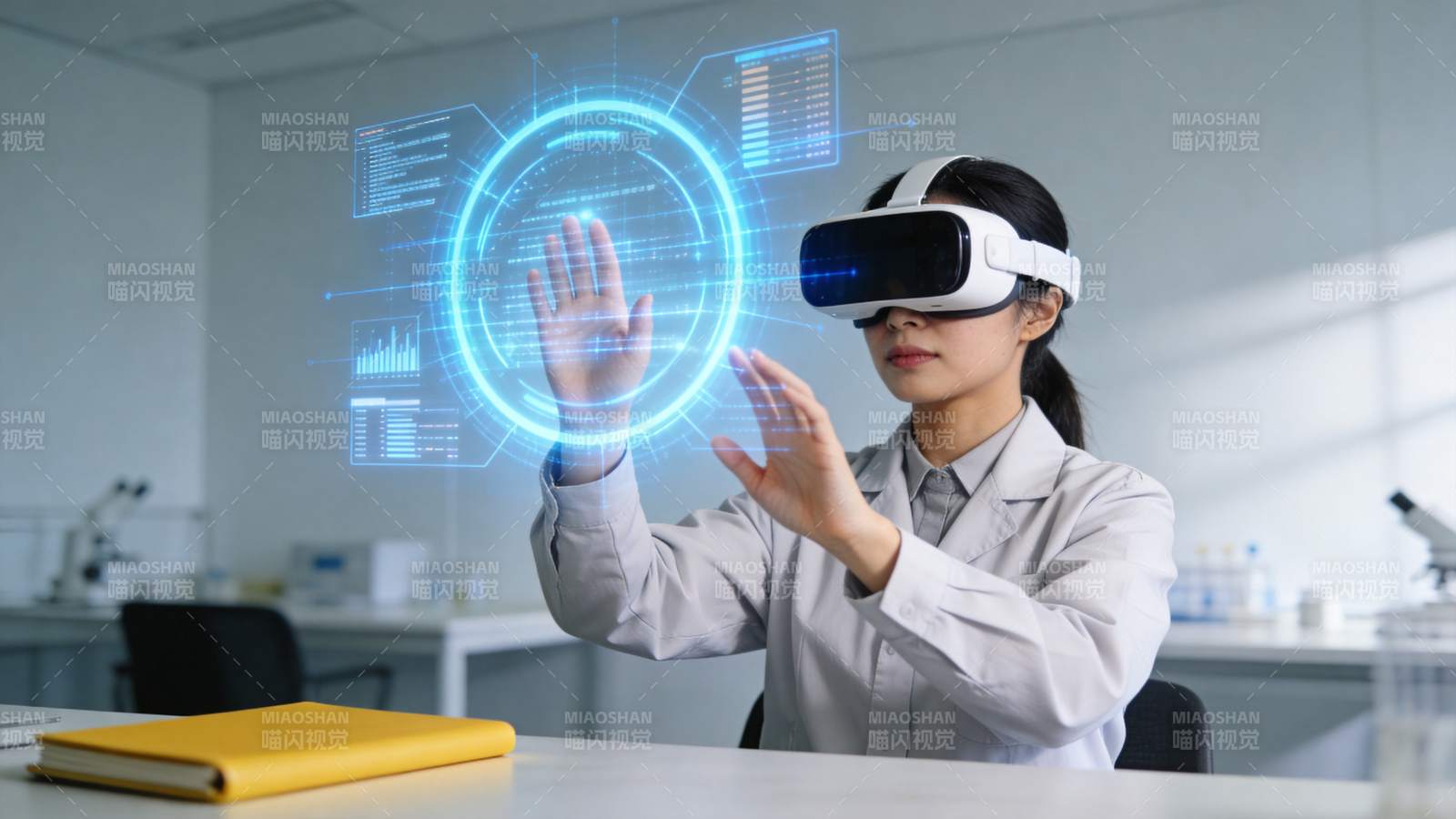 科研人员佩戴VR设备操作全息界面图片