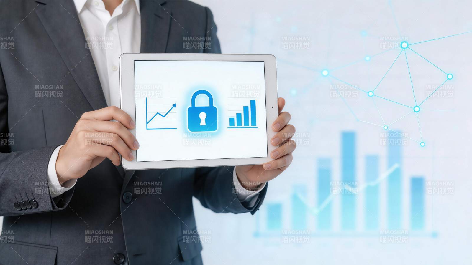 商务人士手持平板展示数据安全图表图片