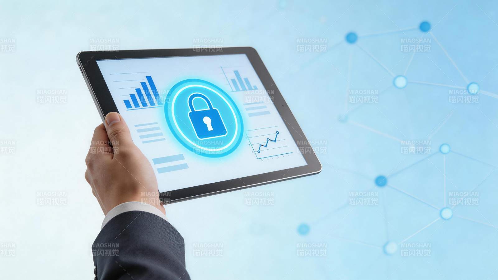 手持平板显示数据图表与安全锁图标图片