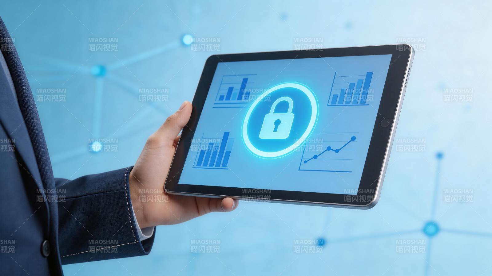 手持平板显示数据图表与安全锁图标图片