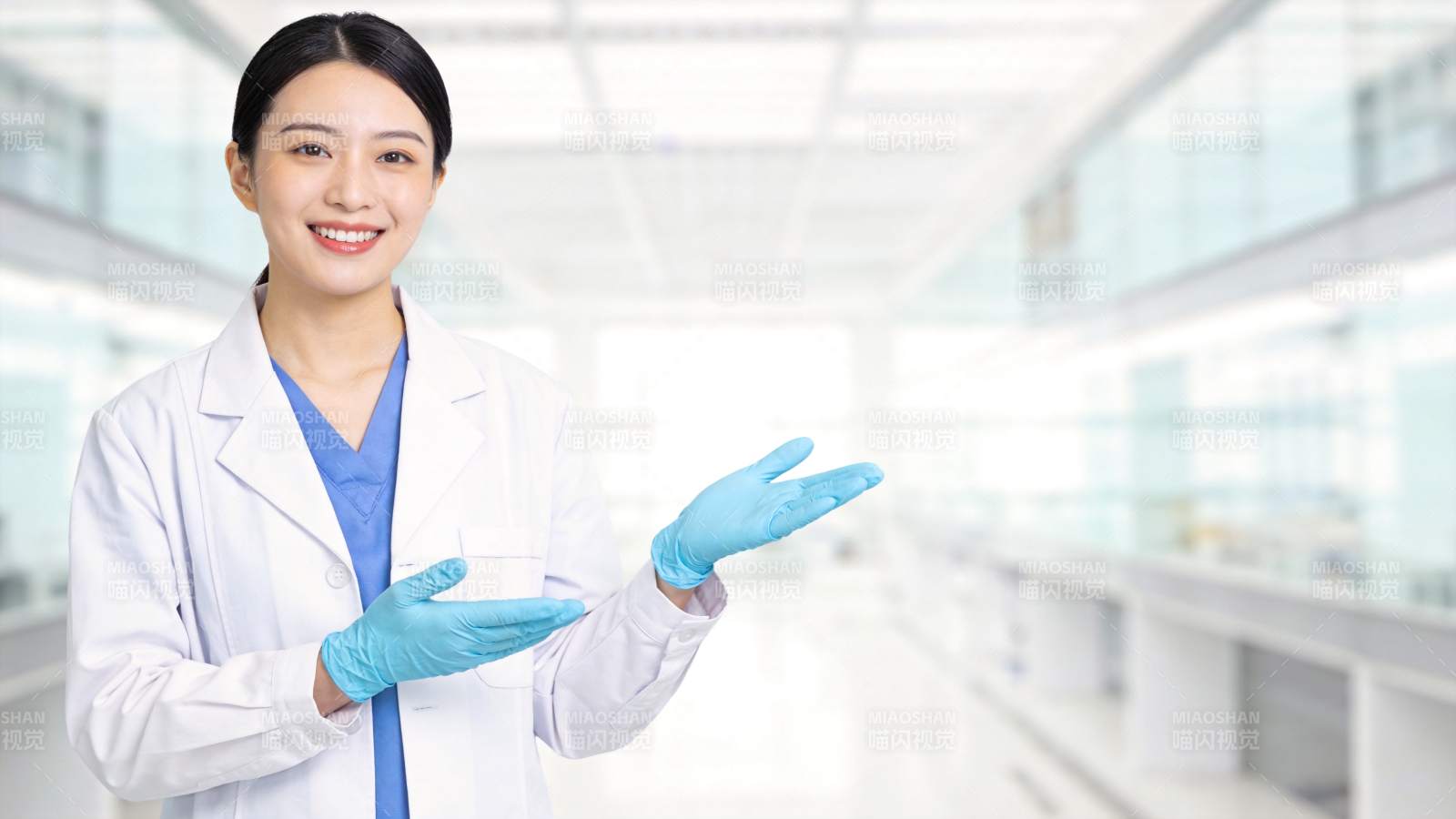 身穿白大褂戴蓝手套的女性医护人员展示手势图片
