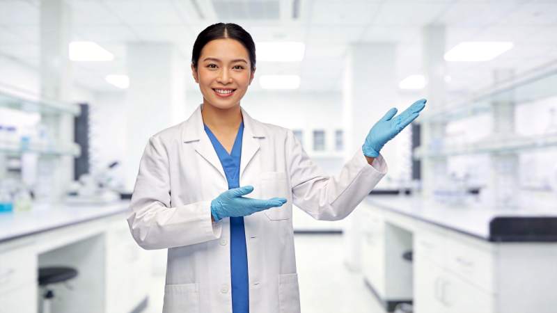 女科研人员在实验室中展示实验操作图片