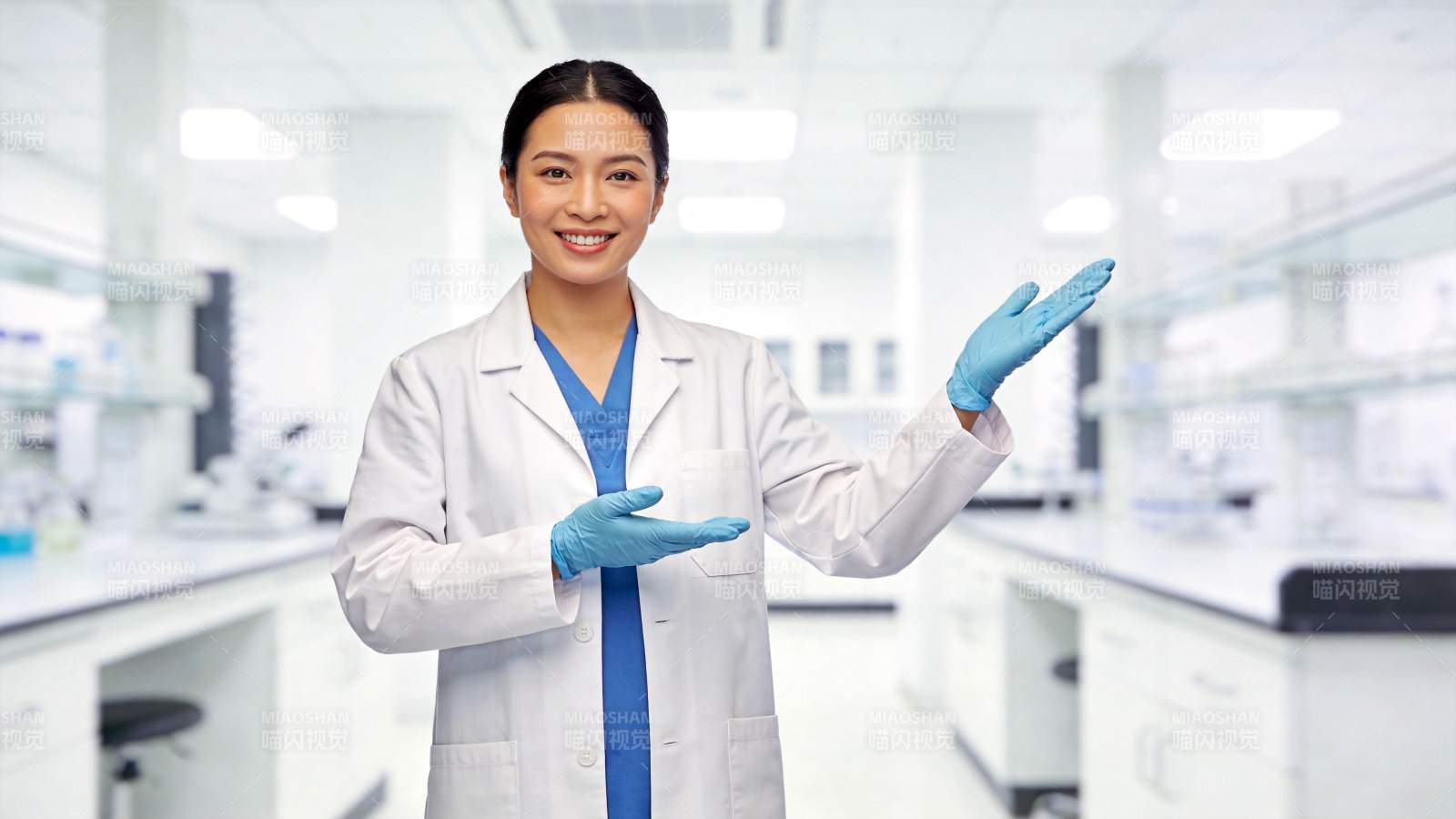 女科研人员在实验室中展示实验操作图片
