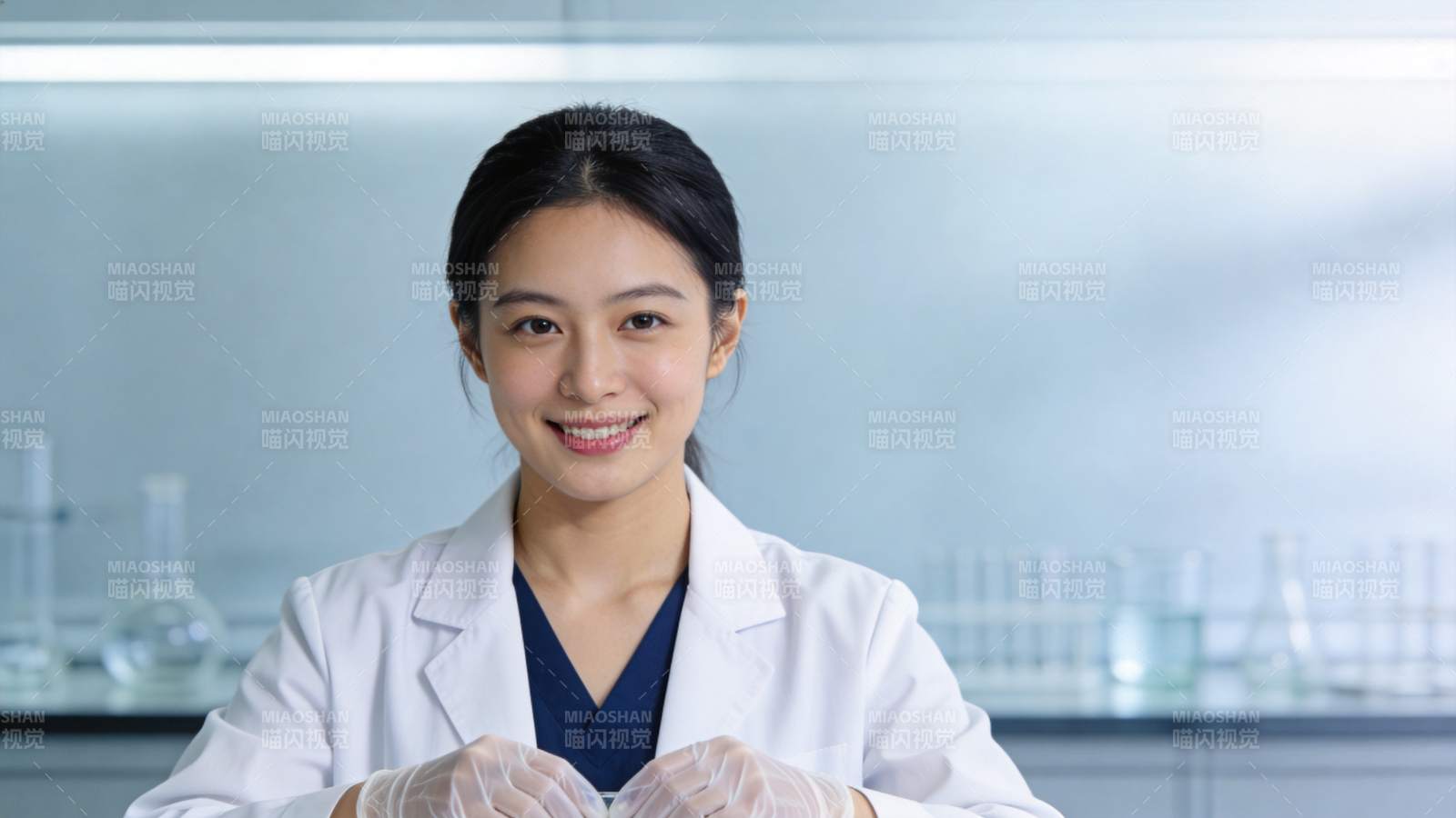 身穿白大褂戴手套的女性科研人员在实验室图片