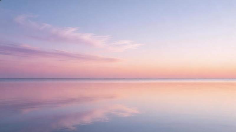 平静水面倒映粉紫渐变天空云彩景象图片