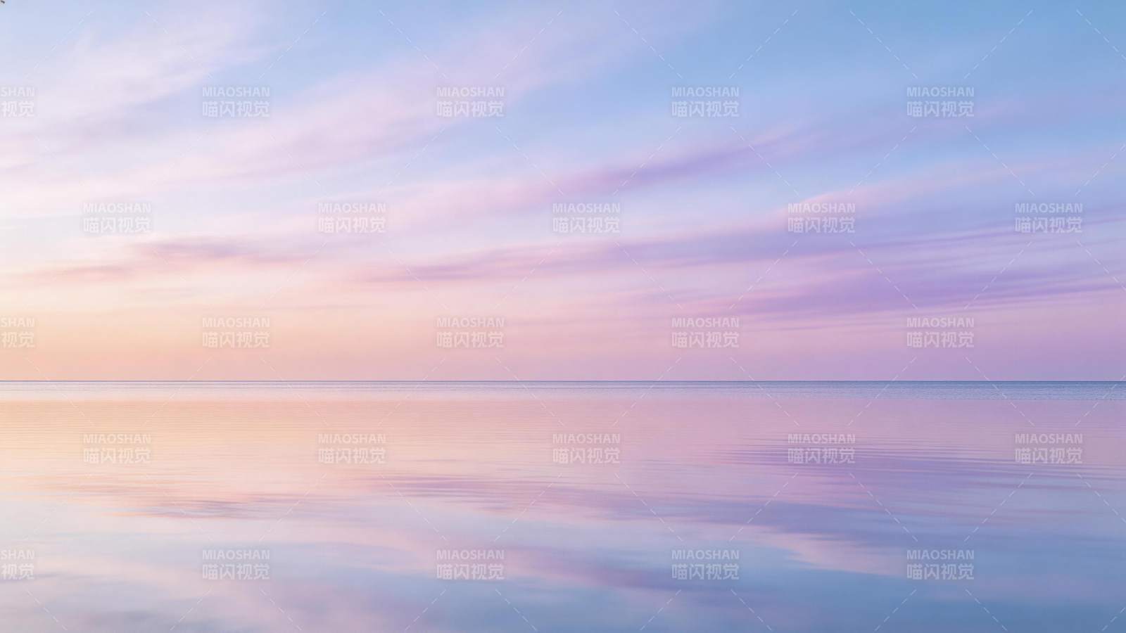 平静海面映照粉紫渐变晚霞天空图片