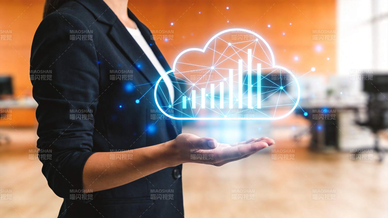 商务人士托举虚拟云数据图表投影图片