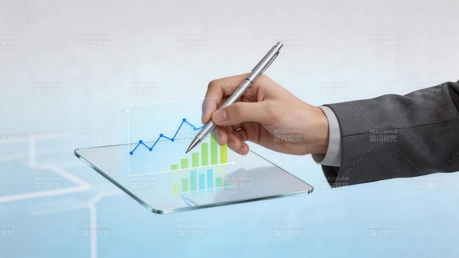 手持触控笔操作透明平板显示数据图表图片
