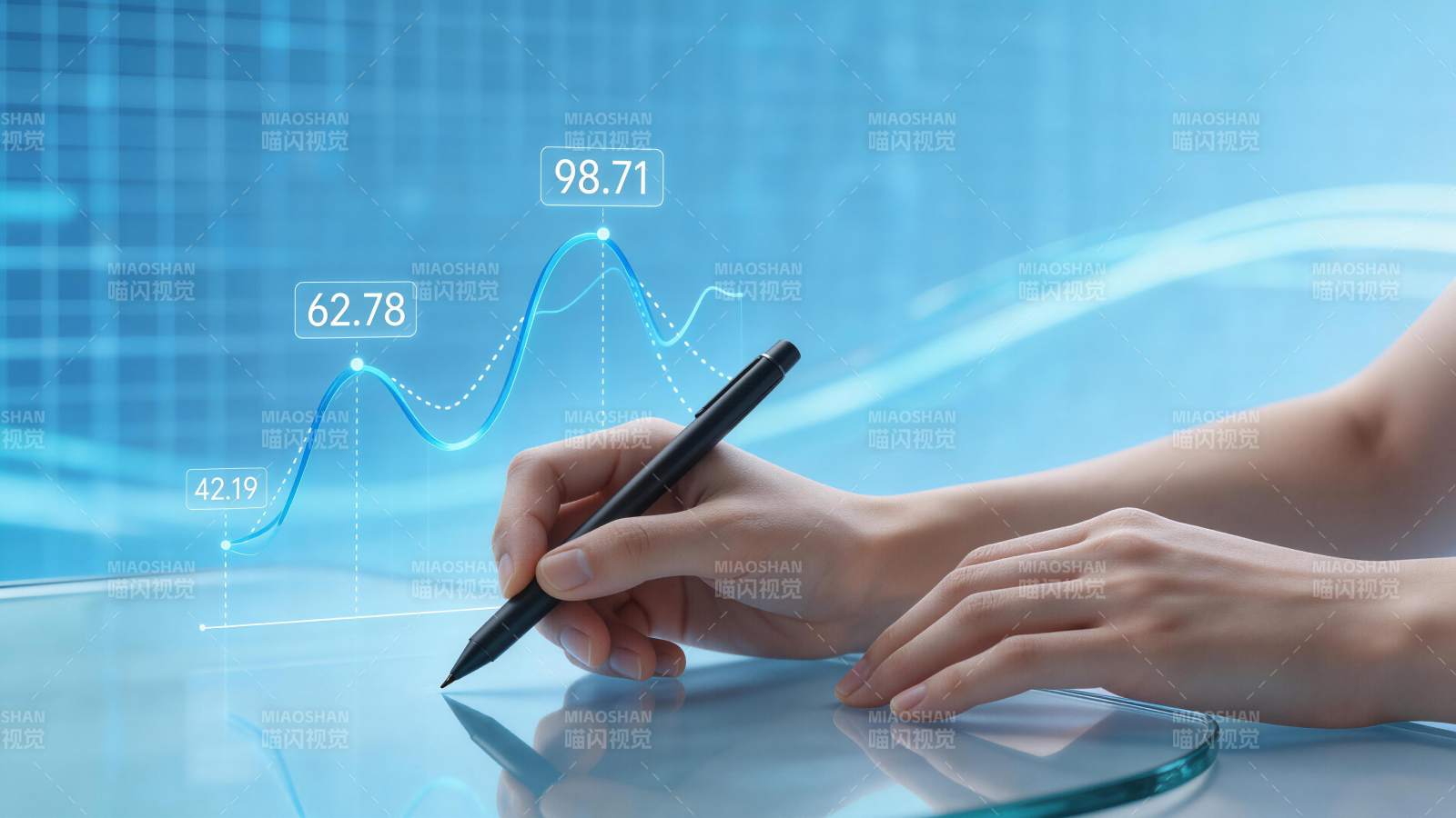 手握触控笔绘制蓝色数据曲线图表图片