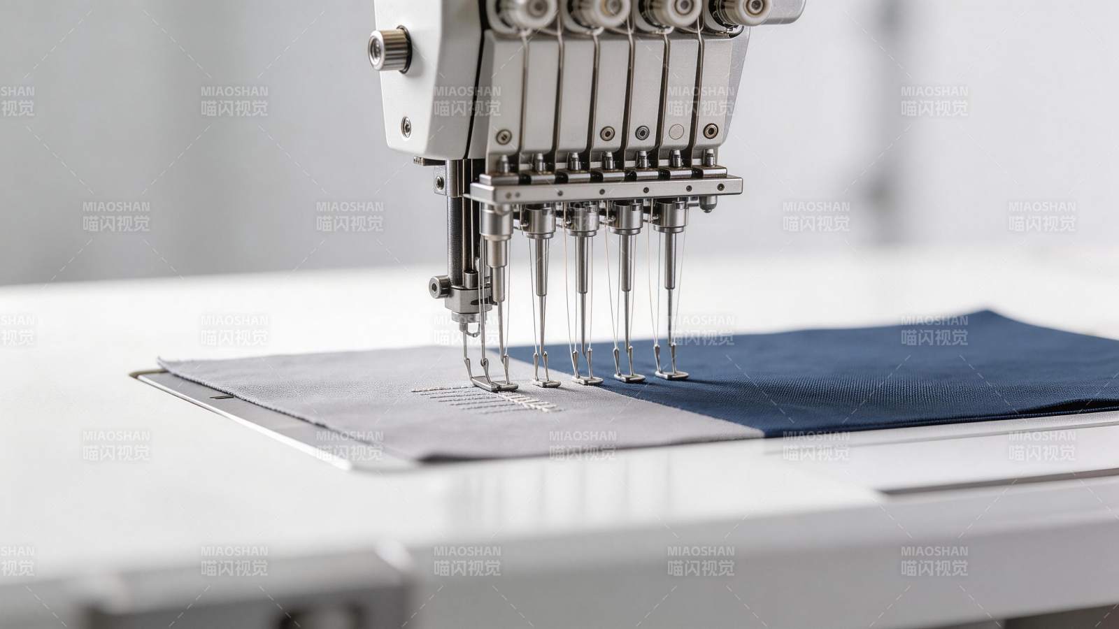 多针工业绣花机正在布料上刺绣图案图片