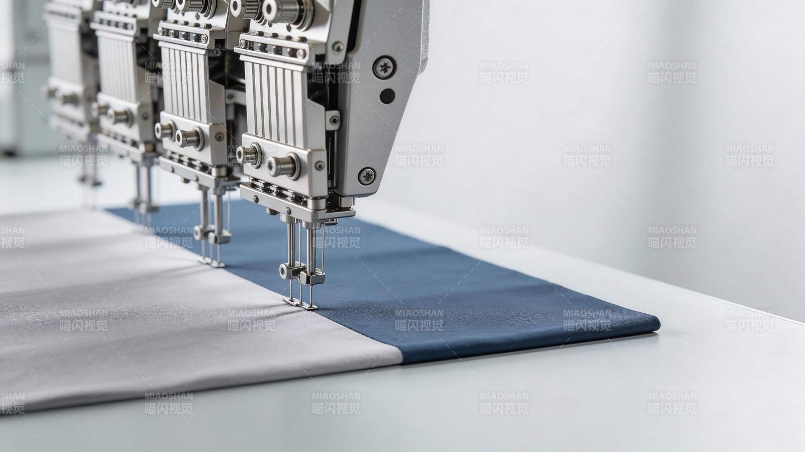 工业缝纫机正在对布料进行精准缝制作业图片