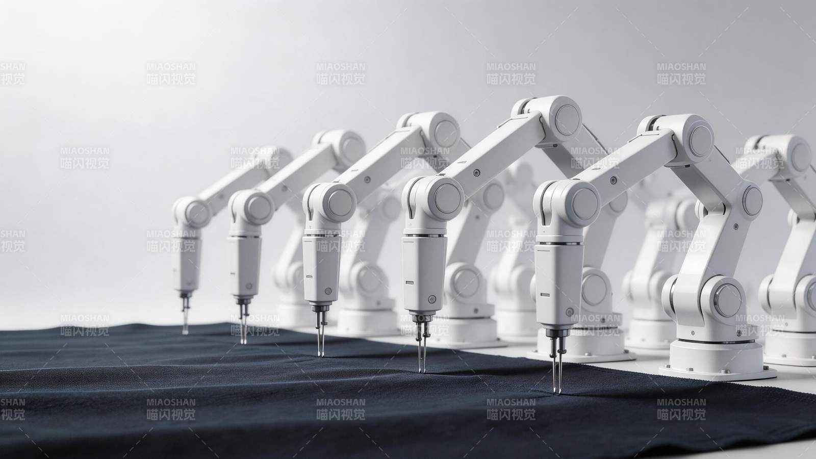 多台白色机械臂整齐排列进行精密作业图片
