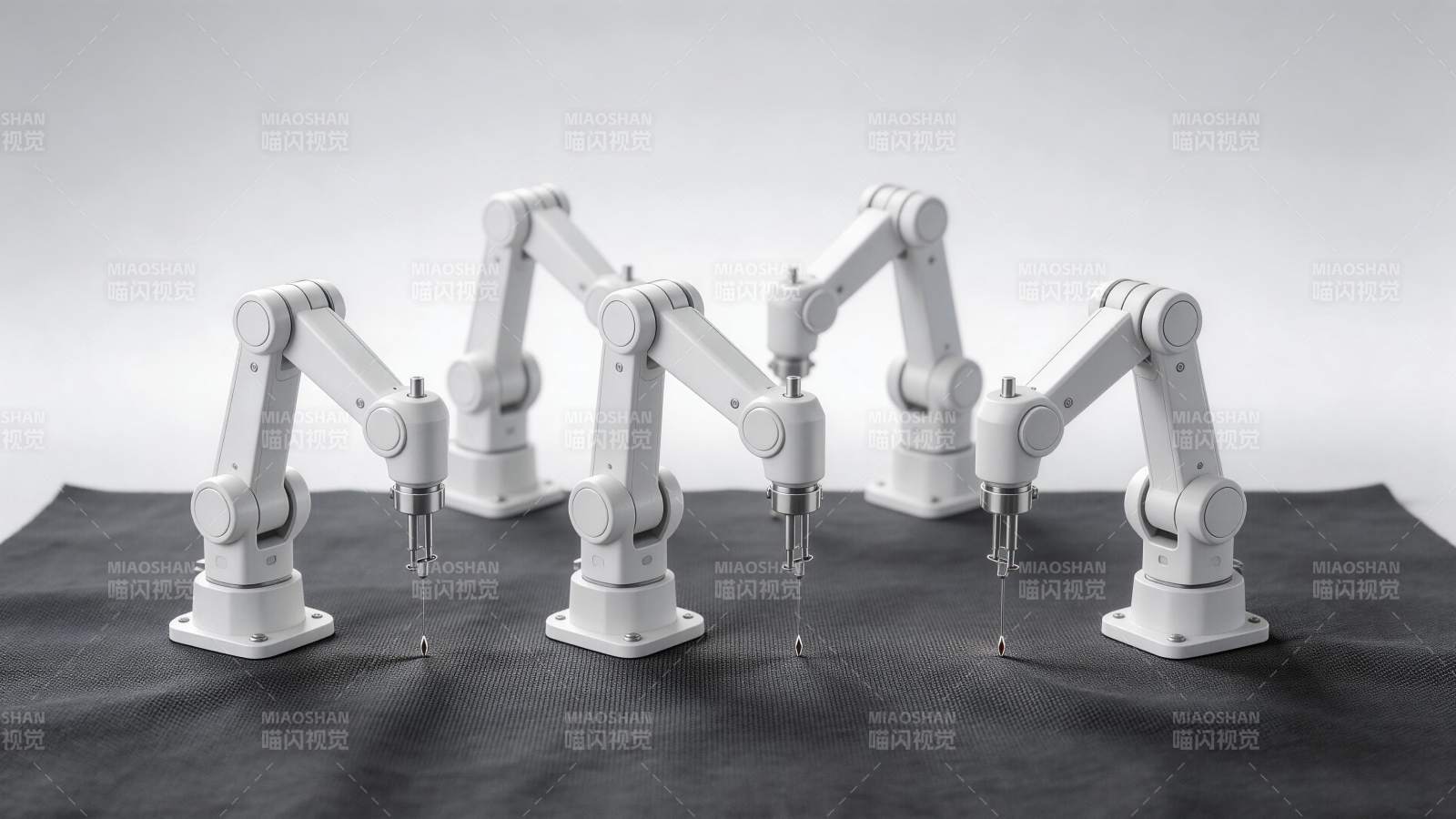 五台白色机械臂同步精准作业场景图片