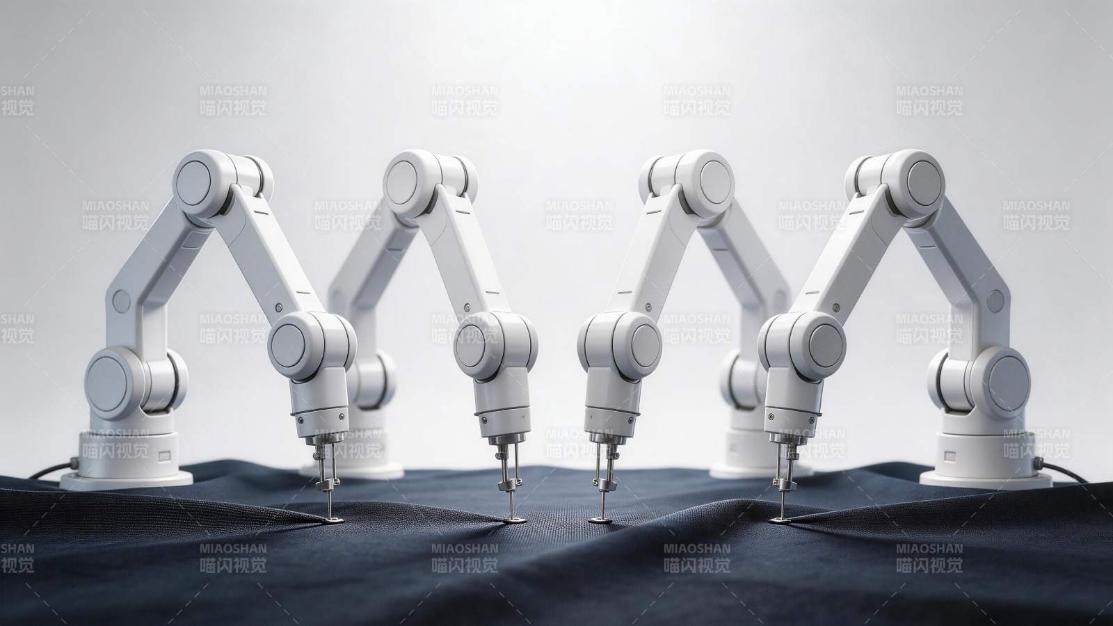 四台白色机械臂同步缝制深色布料图片