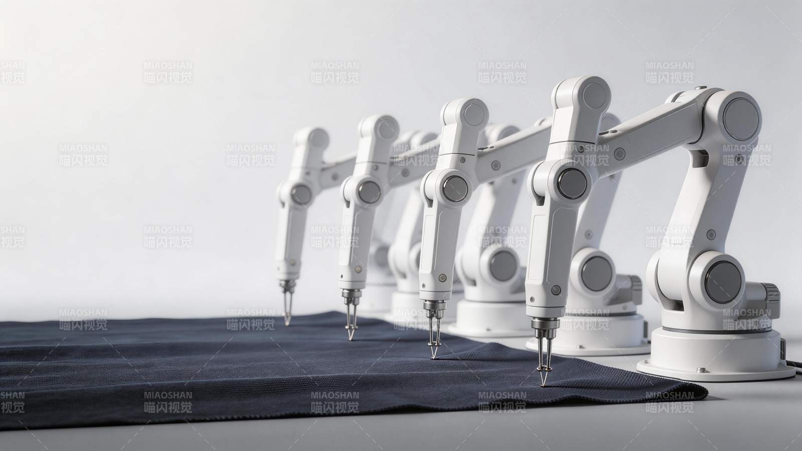 多台白色机械臂整齐排列进行精密操作图片