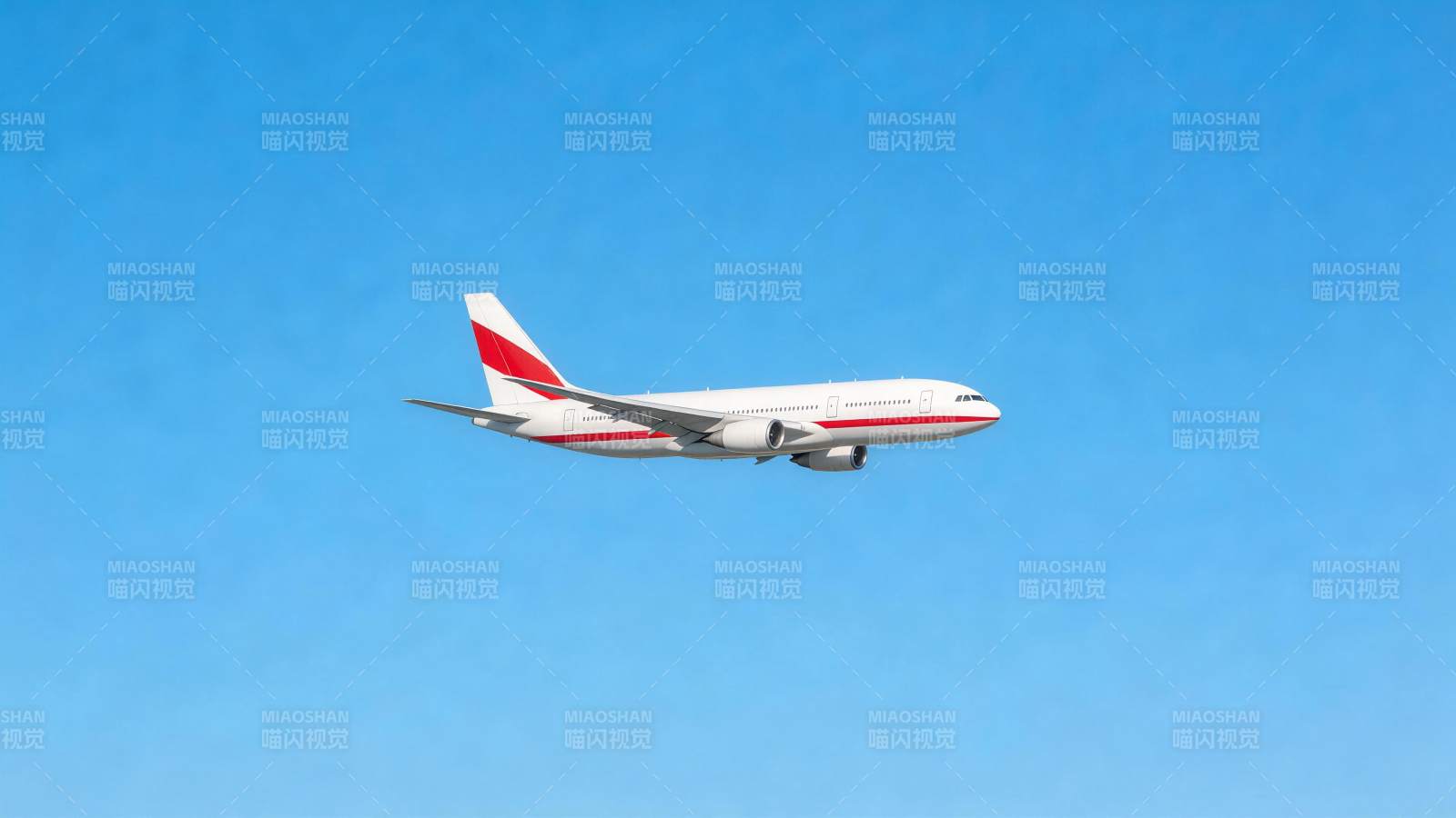 白色红尾客机在晴朗蓝天中飞行图片