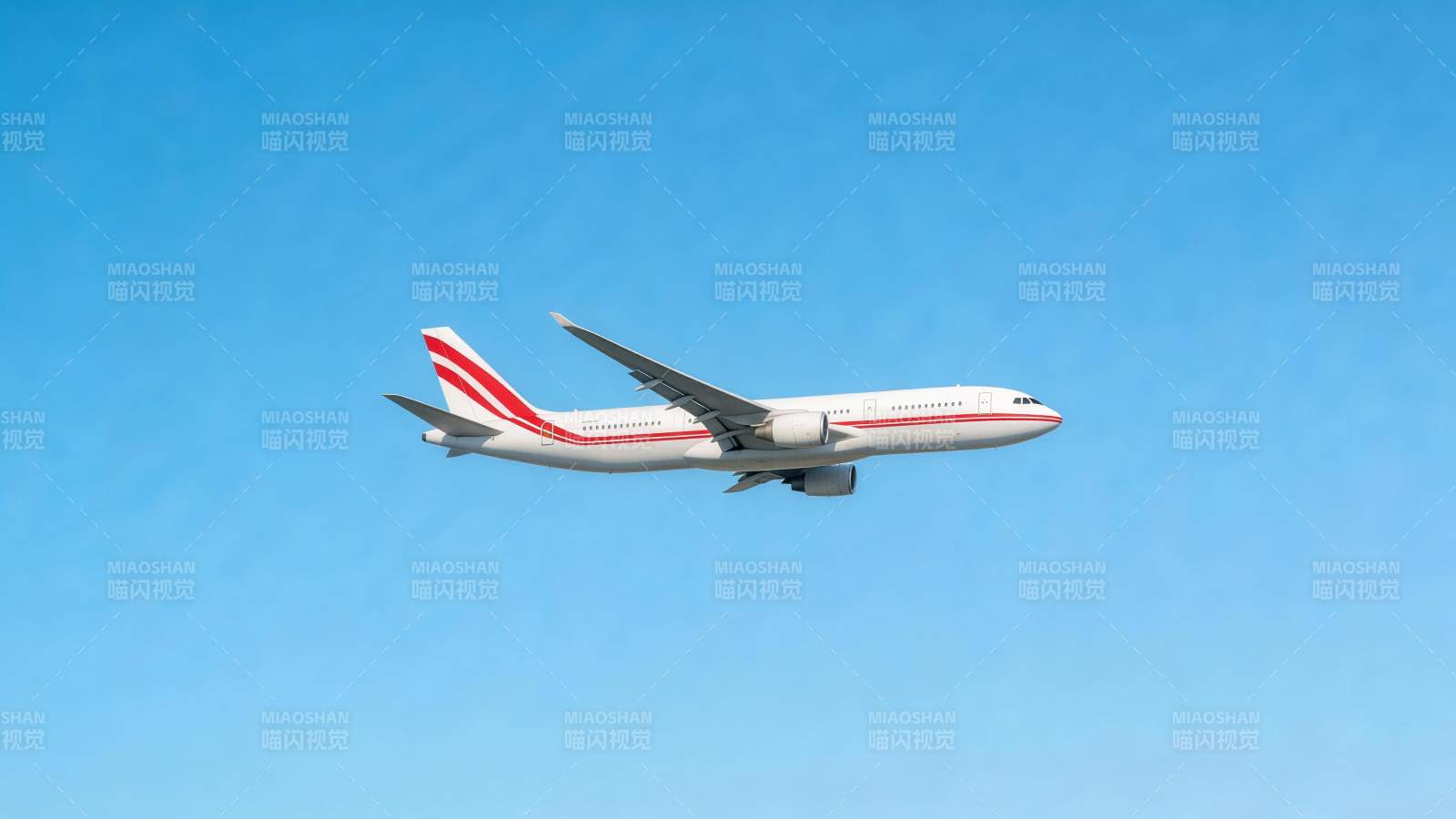 白色客机带红条纹在蓝天中飞行图片