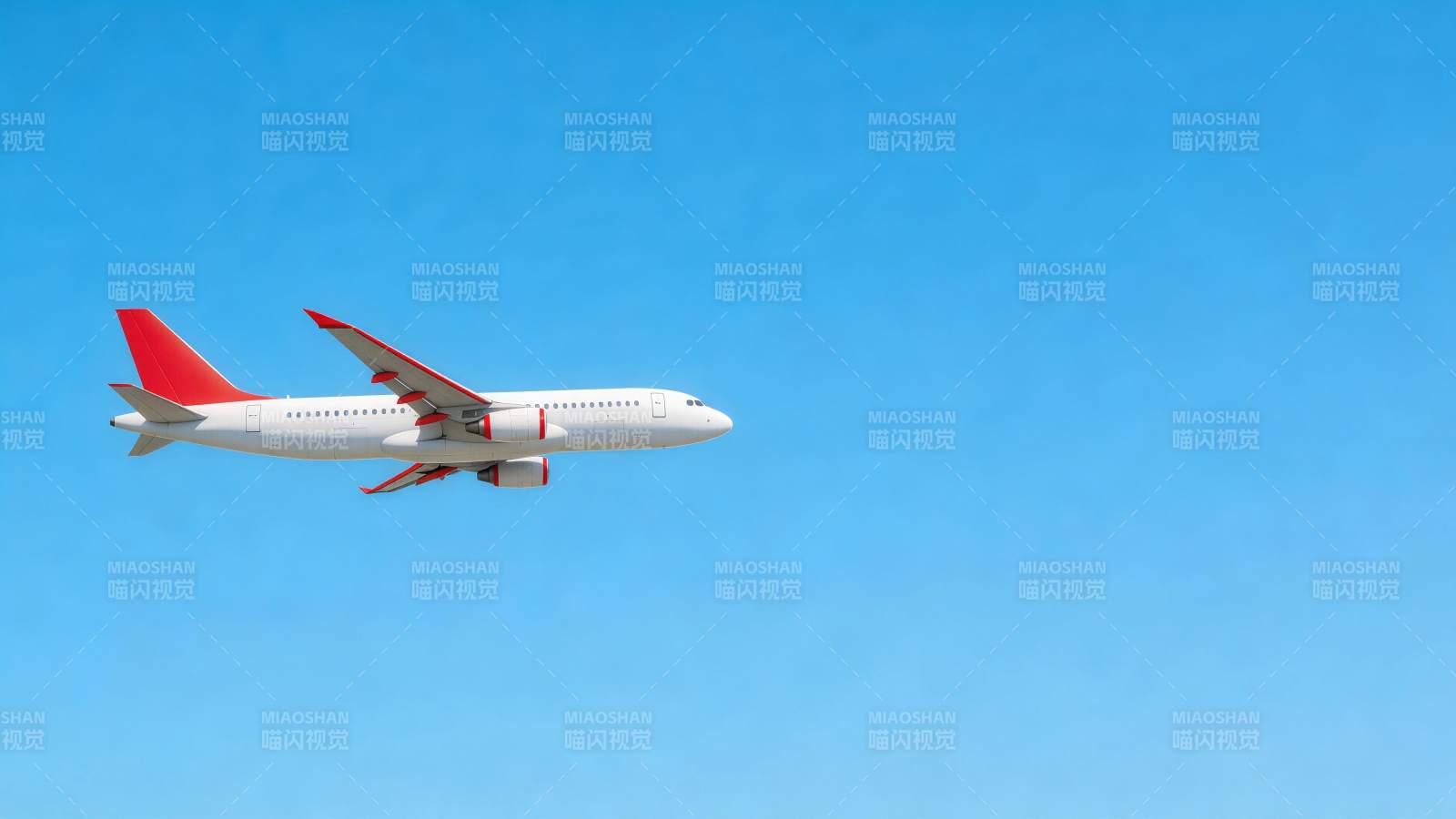 白色客机红尾翼蓝天飞行中图片