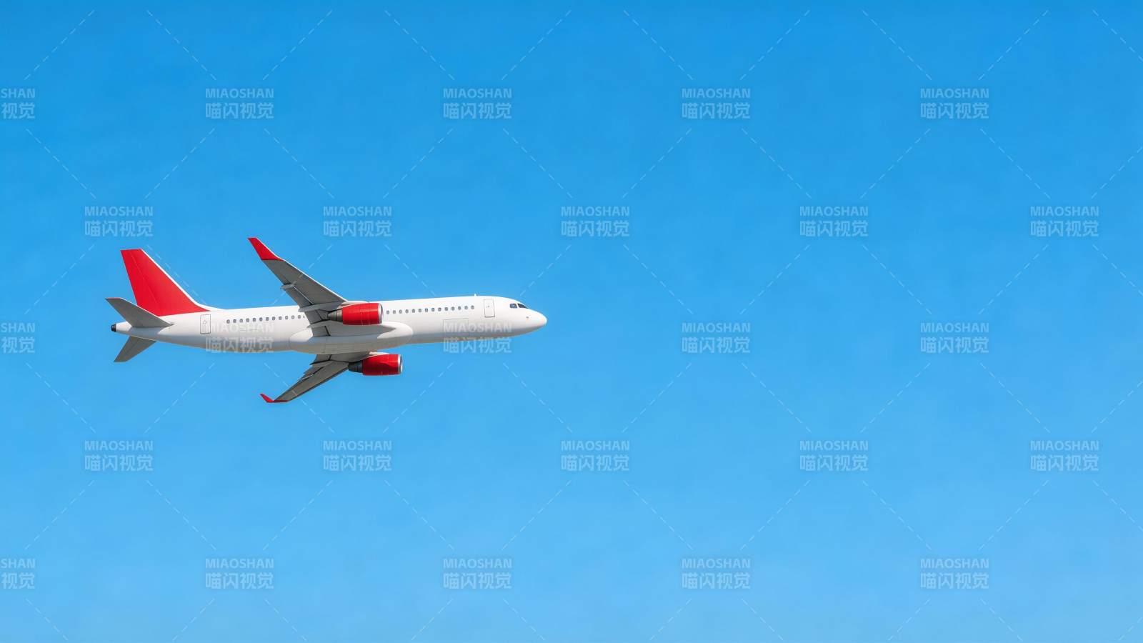 白色客机红尾翼蓝天飞行中图片