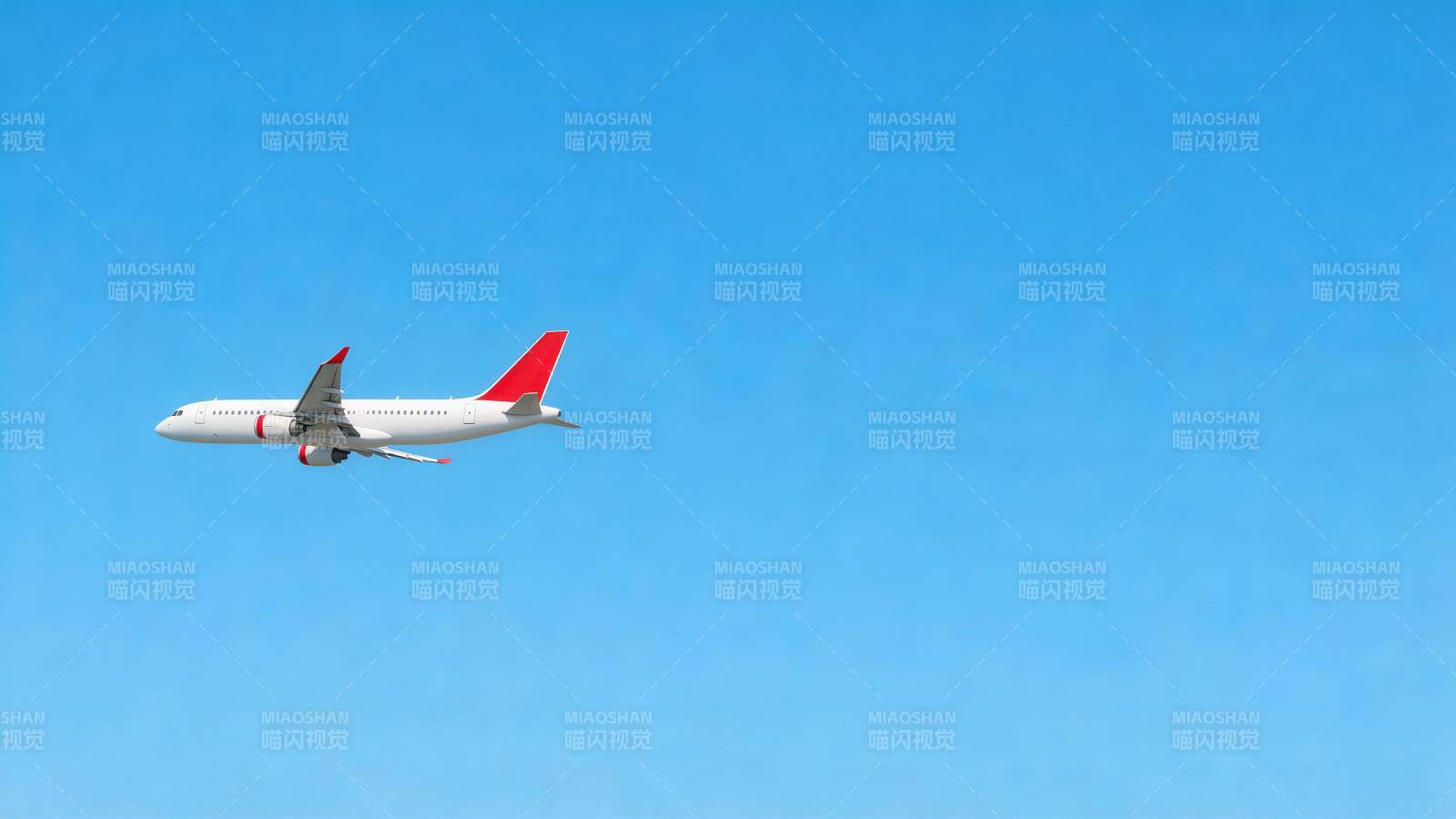 白色客机红尾翼蓝天飞行中图片