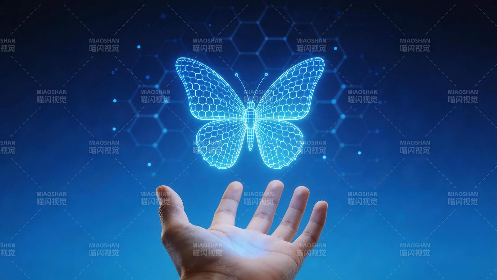 手掌托举蓝色网格蝴蝶全息影像图片