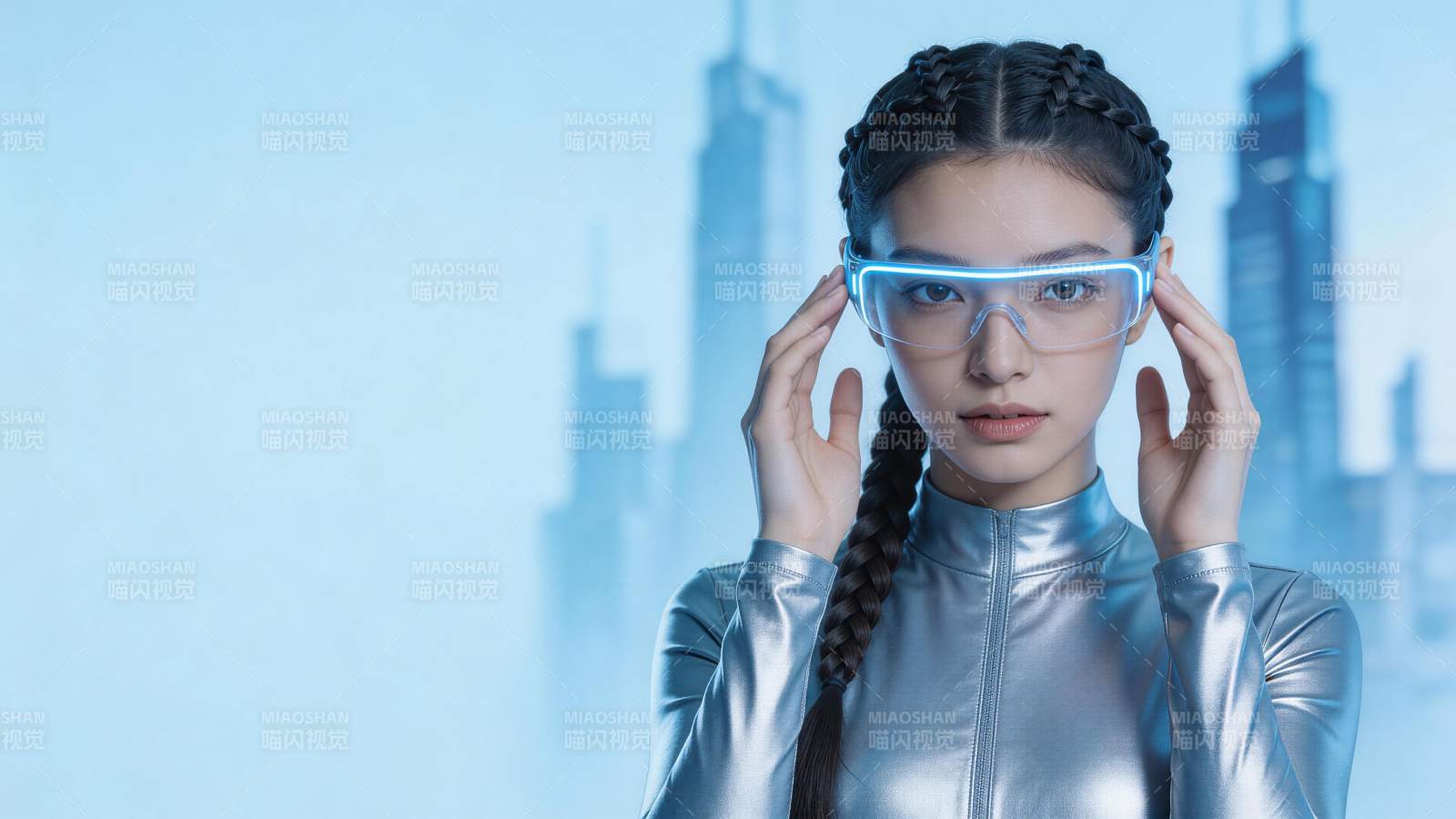 银色紧身衣女子佩戴发光智能眼镜图片