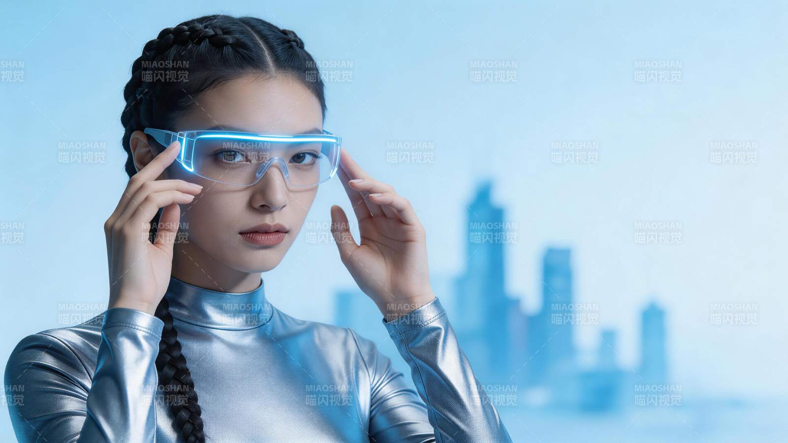 银色紧身衣女子佩戴发光智能眼镜图片