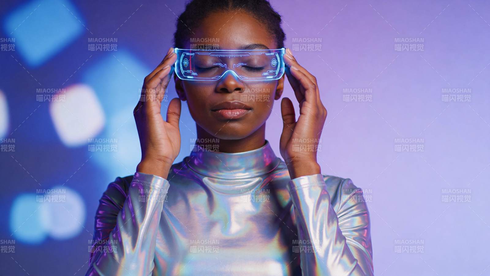 女性佩戴发光科技眼镜体验虚拟现实图片