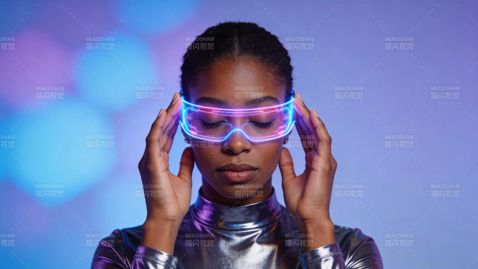 佩戴霓虹发光眼镜的女性闭眼沉思图片